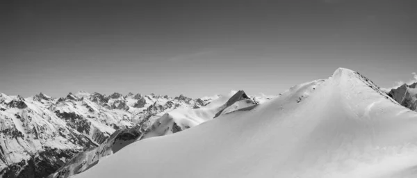 Czarno Biała Panorama Śnieżnych Gór Stoku Narciarskiego Freeridingu Słoneczny Zimowy — Zdjęcie stockowe
