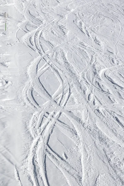 Snöig Skidbacke Med Spår Från Skidor Och Snowboards Solig Vinterdag — Stockfoto