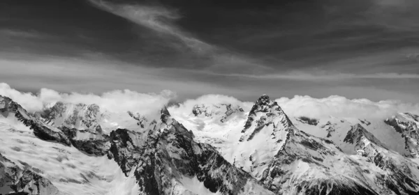 Zwart Wit Panorama Van Besneeuwde Winterberg Hemel Met Wolken Kaukasus — Stockfoto