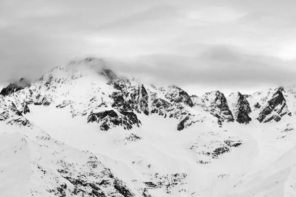 Zwart Witte Bergen Sneeuw Bewolkte Grijze Lucht Voor Sneeuwval Kaukasusgebergte — Stockfoto