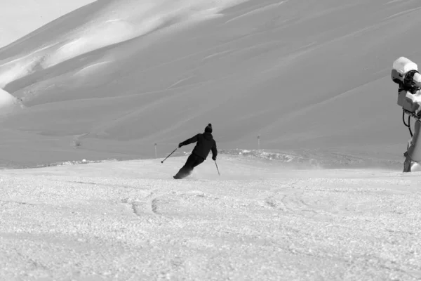 Esquiador Downhill Pista Esqui Nevado Preparado Com Canhão Neve Dia — Fotografia de Stock