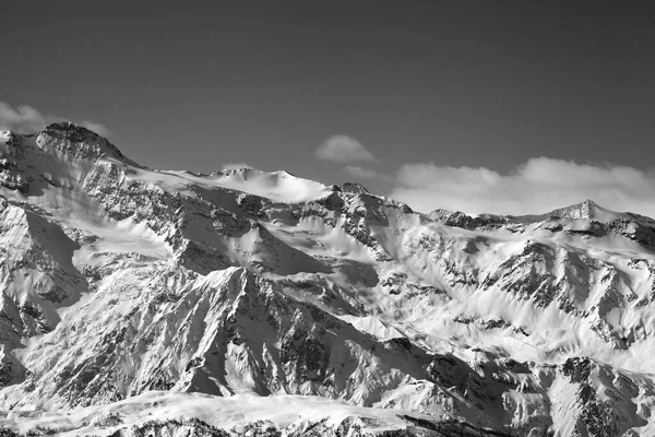 阳光明媚的夜晚 观赏雪山和冰川 高加索山脉在冬季 格鲁吉亚Svaneti地区 黑白色调的风景 — 图库照片