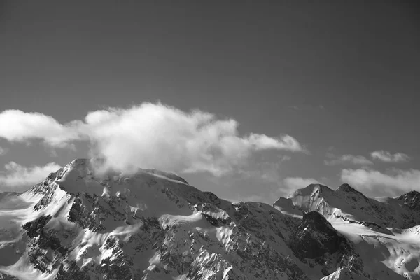 Śnieżne Góry Lodowcem Zachmurzone Niebo Słoneczny Wieczór Kaukaz Zimą Region — Zdjęcie stockowe