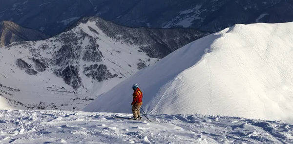 Güneşli Bir Akşamda Kayakçıyla Karlı Pistte Panoramik Manzara Kafkasya Dağları — Stok fotoğraf