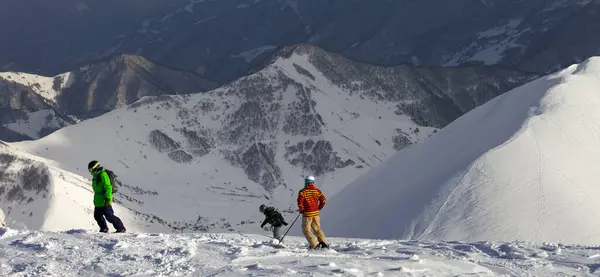 Panoramisch Uitzicht Besneeuwde Piste Piste Met Skiër Snowboarders Zondagavond Kaukasus — Stockfoto