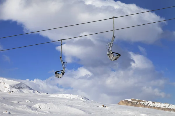 冬の日には雪の斜面 スキーリフト 青空が広がります コーカサス山脈 シャハーグ アゼルバイジャン — ストック写真