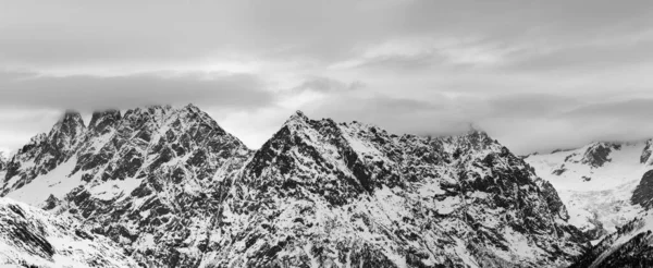 Czarno Biały Widok Panoramiczny Zaśnieżone Skaliste Góry Zachmurzone Szare Niebo — Zdjęcie stockowe