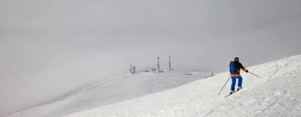 Vista Panorâmica Esquiador Encosta Para Freeriding Céu Nublado Nublado Dia — Fotografia de Stock
