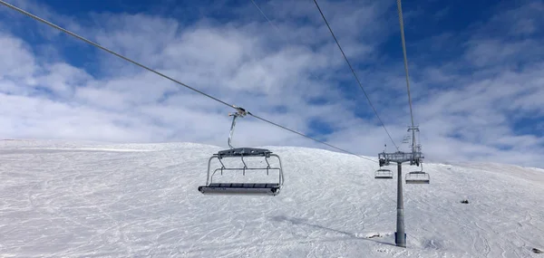 非圧雪のスキー場でのパノラマビュー スキー場でのチェアリフト 雲のある青空 ジョージア州 グドーリ地方のコーカサス山脈 — ストック写真