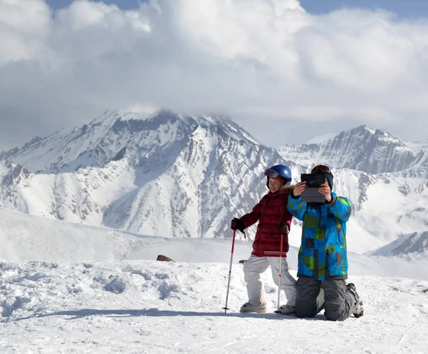 아버지와 스키를 사람은 눈내리는 산에서 태블릿 장치로 셀피를 만든다 코카서스 — 스톡 사진