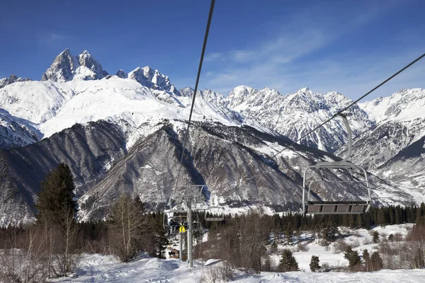 Stoeltjeslift Met Skiërs Besneeuwde Bergen Zonnige Winterdag Hatsvali Regio Svaneti — Stockfoto
