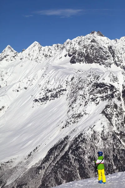 Kleine Skiër Met Helm Maakt Foto Top Van Besneeuwde Bergen — Stockfoto