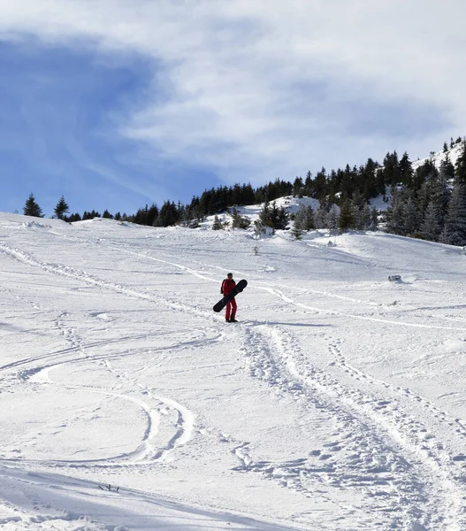 Snowboarder Encosta Piste Nevado Com Snowboard Mãos Sol Manhã Inverno — Fotografia de Stock