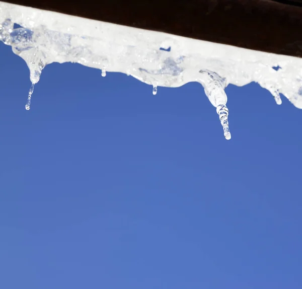 Holzdach Mit Schneegesims Eiszapfen Sonnenlicht Und Blauem Himmel Einem Sonnigen — Stockfoto
