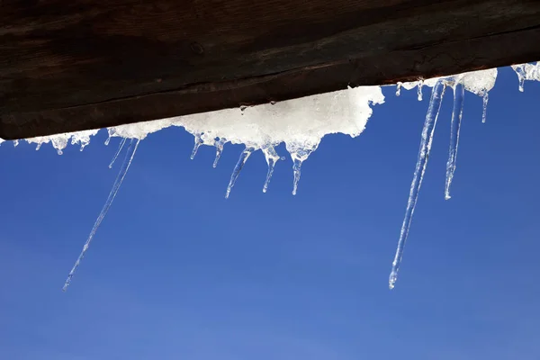 Dřevěná Střecha Sněhovou Římsou Rampouchy Slunci Zimním Dni Spodní Pohled — Stock fotografie