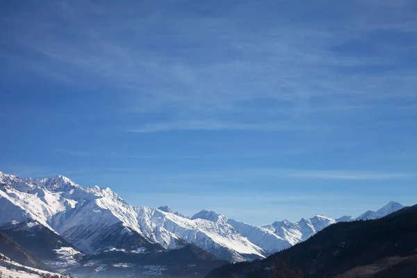 Вид Заснеженные Горы Красивое Голубое Небо Прекрасное Солнечное Утро Кавказские — стоковое фото