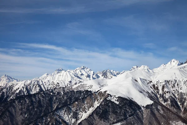 Montagnes Enneigées Ensoleillées Ciel Bleu Avec Nuages Par Temps Ensoleillé — Photo