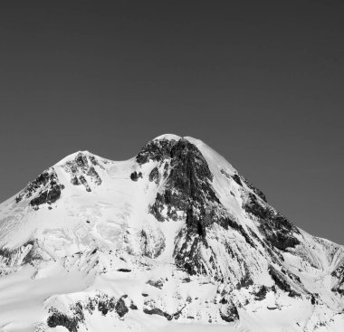 Kışın siyah beyaz Kazbek Dağı. Kafkas Dağları, Gürcistan, Gudauri kayak merkezinden manzara.
