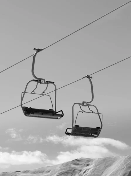 椅子リフトと雪の冬の高い山 コーカサス山脈 ジョージア州 グドーリ地方 黒と白のトーン画像 — ストック写真