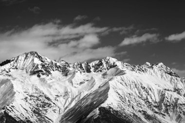 Güneşli bir günde karlı dağlar. Georgia 'nın Svaneti bölgesindeki Hatsvali' den görüntüler. Kafkas Dağları. Siyah ve beyaz tonlu manzara