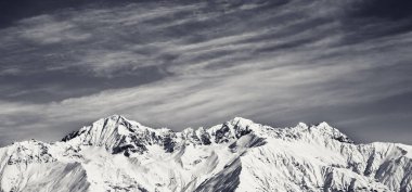 Güneşli kış gününde karlı kış dağlarının panoramik manzarası. Gürcistan 'ın Svaneti bölgesindeki Hatsvali' de kayak asansörünün görüntüsü. Kafkas Dağları. Siyah ve beyaz retro tonlu manzara