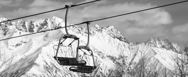 Πανοραμική Θέα Στον Ανελκυστήρα Καρέκλα Χιονισμένα Βουνά Ωραία Ηλιόλουστη Μέρα — Φωτογραφία Αρχείου