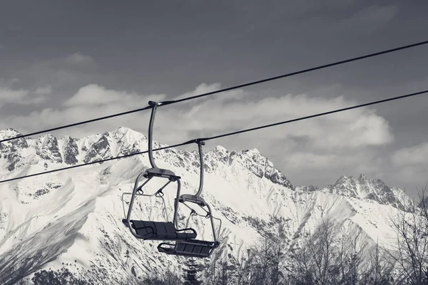Wyciąg Krzesełkowy Śnieżnych Górach Piękny Słoneczny Dzień Kaukaz Zimą Hatsvali — Zdjęcie stockowe