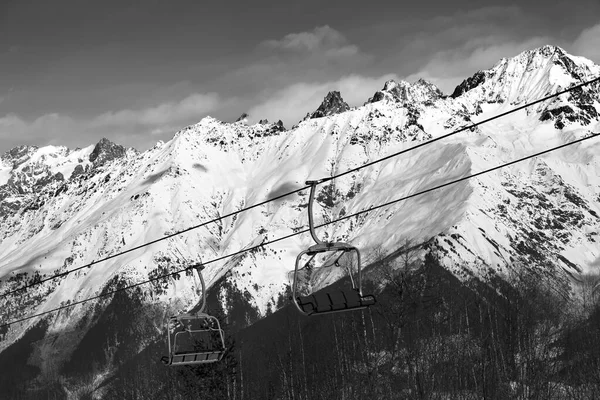 Skigebiet Mit Sessellift Und Schneebedeckten Bergen Einem Schönen Sonnigen Tag — Stockfoto