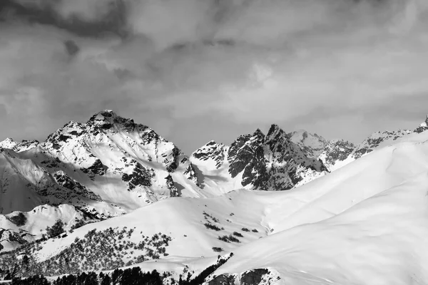 Χιονισμένη Πλαγιά Εκτός Πίστας Και Ηλιόλουστα Βουνά Στα Σύννεφα Χειμώνα — Φωτογραφία Αρχείου
