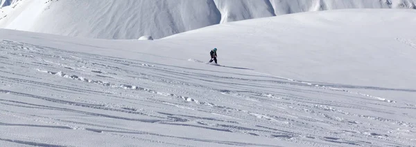 Snowboardista Sjíždí Kopce Zasněžené Sjezdovce Nově Padajícím Sněhem Slunečného Zimního — Stock fotografie