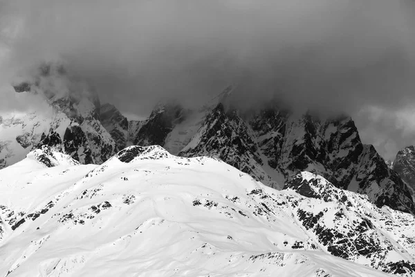 Sneeuwachtige Rotsen Nevel Stormwolken Voor Sneeuwstorm Winter Kaukasus Bergen Regio — Stockfoto