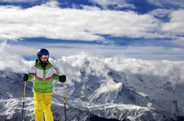 Jovem Esquiador Com Bastões Esqui Montanhas Nevadas Dia Inverno Sol — Fotografia de Stock