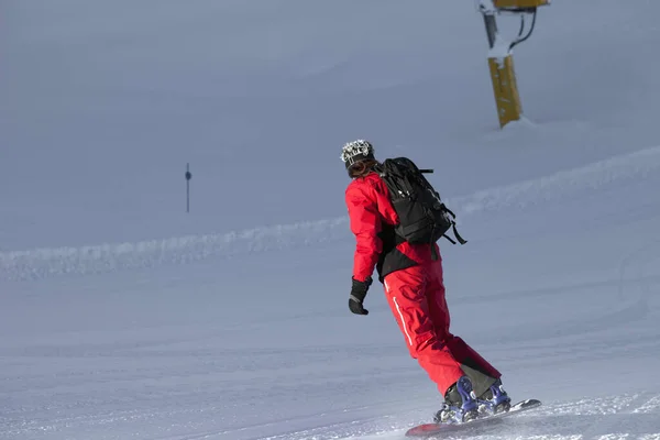 Snowboarder Vermelho Desce Pista Esqui Nevado Preparado Pela Máquina Aliciamento — Fotografia de Stock