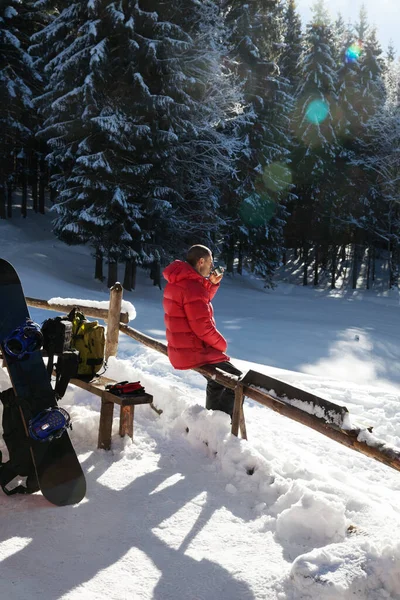 Freerider Kış Gününde Karlı Ladin Ormanında Dinleniyor Noel Tatillerinde Karpat — Stok fotoğraf