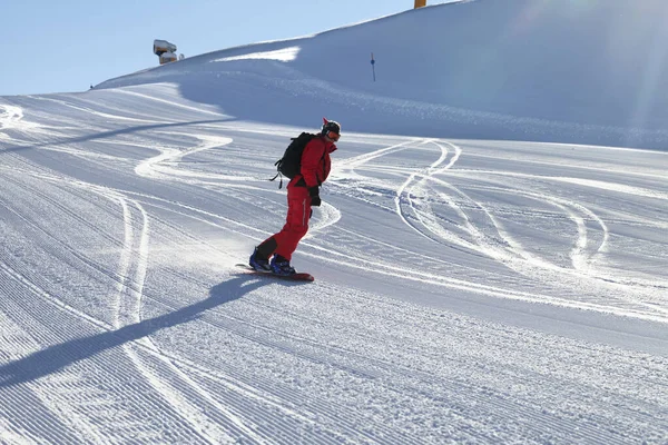 Snowboardzista Czerwonym Zjeździe Śnieżnym Stoku Przygotowanym Przez Maszynę Pielęgnacji Słoneczny — Zdjęcie stockowe