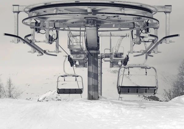 高い山の中の雪のスキー場や冬のロープウェイ山頂駅 コーカサス山脈 ジョージア州のスヴァネティ地方のハツヴァリ 黒と白のレトロ調の風景 — ストック写真