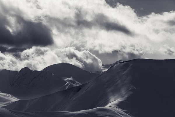 雪落在阳光普照的云彩中 格鲁吉亚高加索山脉 古道里地区 黑白色调的风景 — 图库照片
