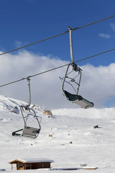 Declive Nevado Ski Lift Céu Azul Com Nuvens Dia Ensolarado — Fotografia de Stock