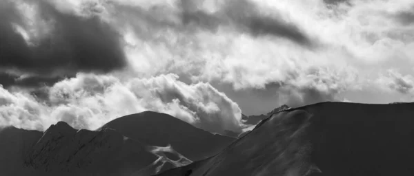 冬夜日照云中雪崩的全景 格鲁吉亚高加索山脉 古道里地区 黑白色调的风景 — 图库照片