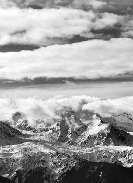 Schwarz Weißer Blick Auf Verschneite Berge Und Sonnenlicht Bewölkten Himmel — Stockfoto