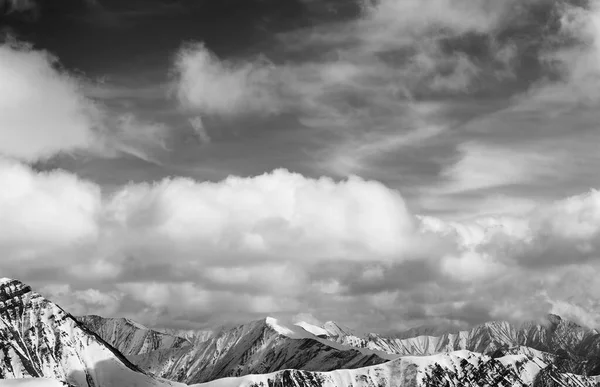 Πανόραμα Χιονισμένων Βουνών Και Ουρανού Ηλιοφωτισμένα Σύννεφα Χειμώνα Καύκασος Όρη — Φωτογραφία Αρχείου