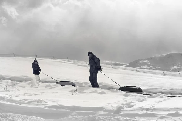 父女俩 雪管在雪山阳光下 灰蒙蒙的天空 高加索山脉 格鲁吉亚 地区Gudauri在冬季 黑白复古色调图像 — 图库照片