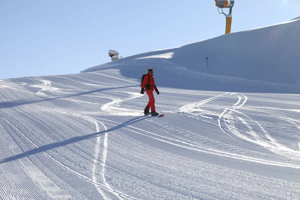 Snowboarder Downhill Besneeuwde Skipiste Voorbereid Door Snowcat Zonnige Winteravond — Stockfoto