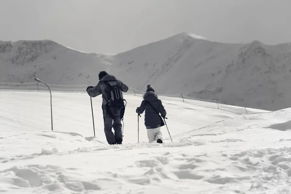 大雨倾盆后 父女俩在滑雪胜地 高加索山脉 格鲁吉亚 地区Gudauri在冬季 黑色和白色复古色调的风景 — 图库照片