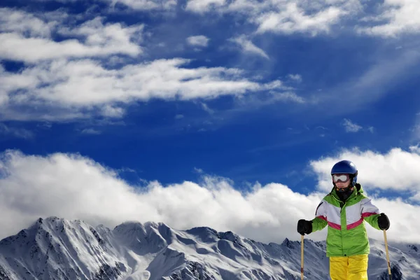 冬日的阳光下 年轻的滑雪者带着滑雪杆站在雪山上 高加索山脉 格鲁吉亚Svaneti地区 — 图库照片