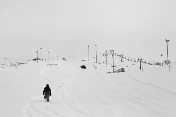 大雪过后 雪坡上又下了雪 灰蒙蒙的 天空灰蒙蒙的 高加索山脉 格鲁吉亚 古道里地区 冬季多雪 黑白色调的风景 — 图库照片