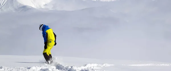 Snowboarder Encosta Piste Nevado Com Neve Nova Caída Dia Ensolarado — Fotografia de Stock