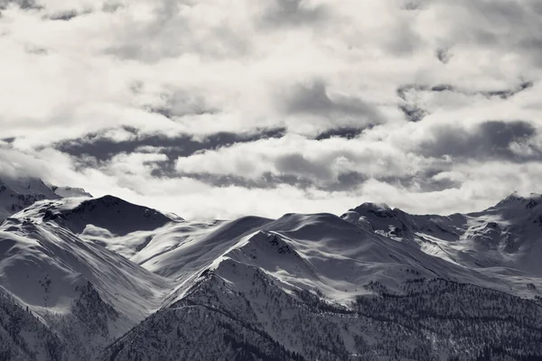 Vista Preto Branco Montanhas Nevadas Céu Nublado Noite Inverno Montanhas — Fotografia de Stock