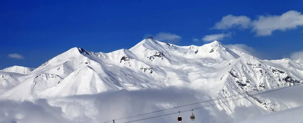 Kayak Merkezinin Panoramik Manzarası Kış Günü Sisli Karlı Yüksek Dağlar — Stok fotoğraf