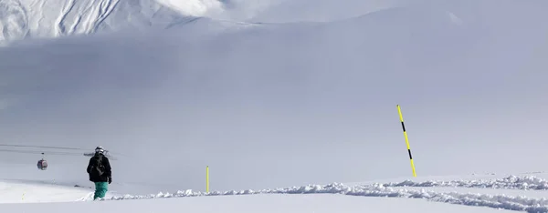 Snowboardista Zasněžených Sjezdovkách Zimě Mlze Kavkazské Hory Gruzie Region Gudauri — Stock fotografie